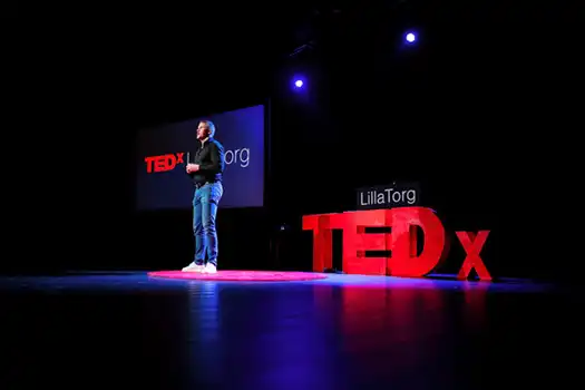 Henrik Zeberg speaking on a previous TEDx stage in Malmö